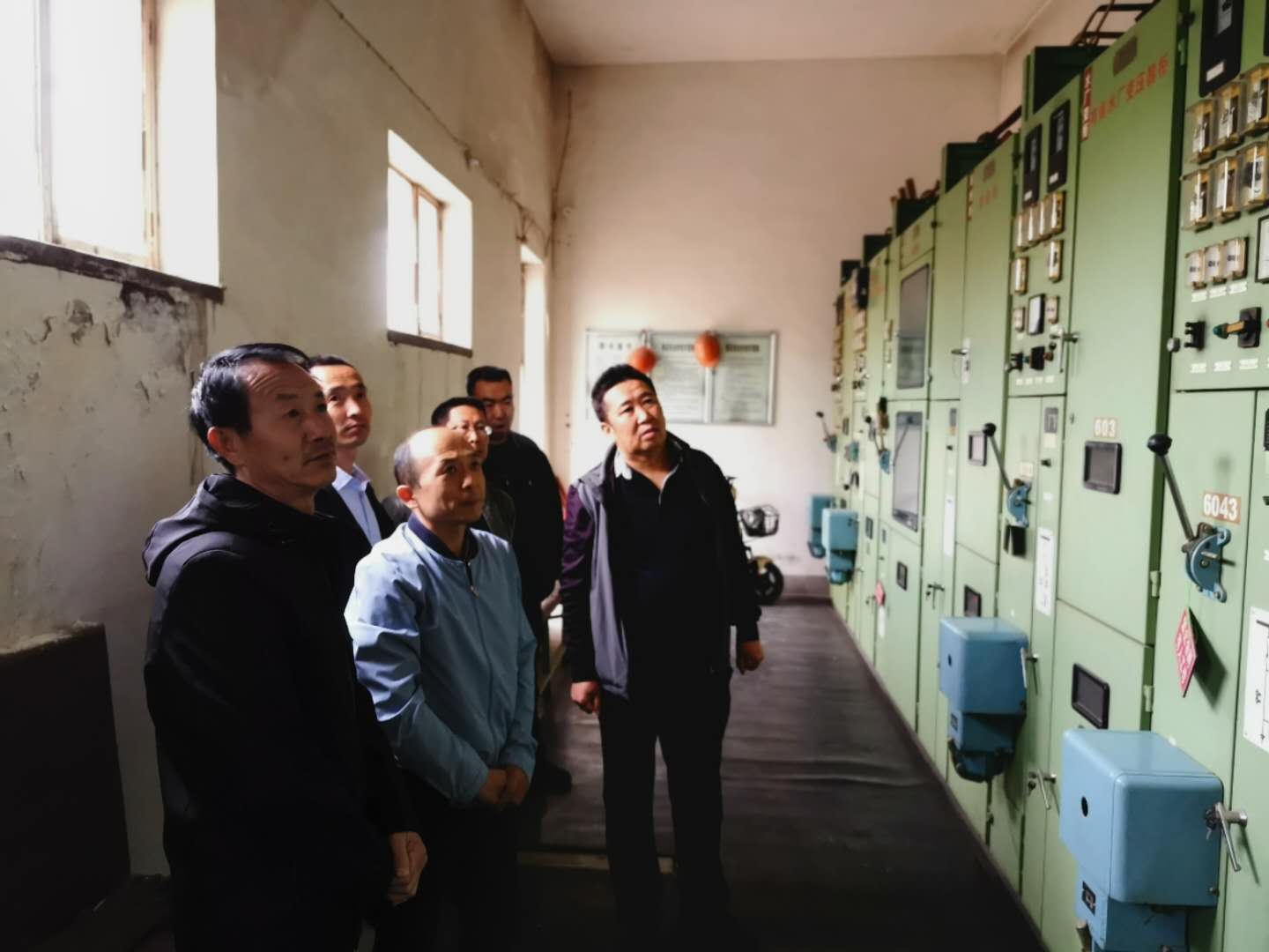公司總經(jīng)理王建人在供水、污水生產(chǎn)一線開展風(fēng)險隱患排查.jpg