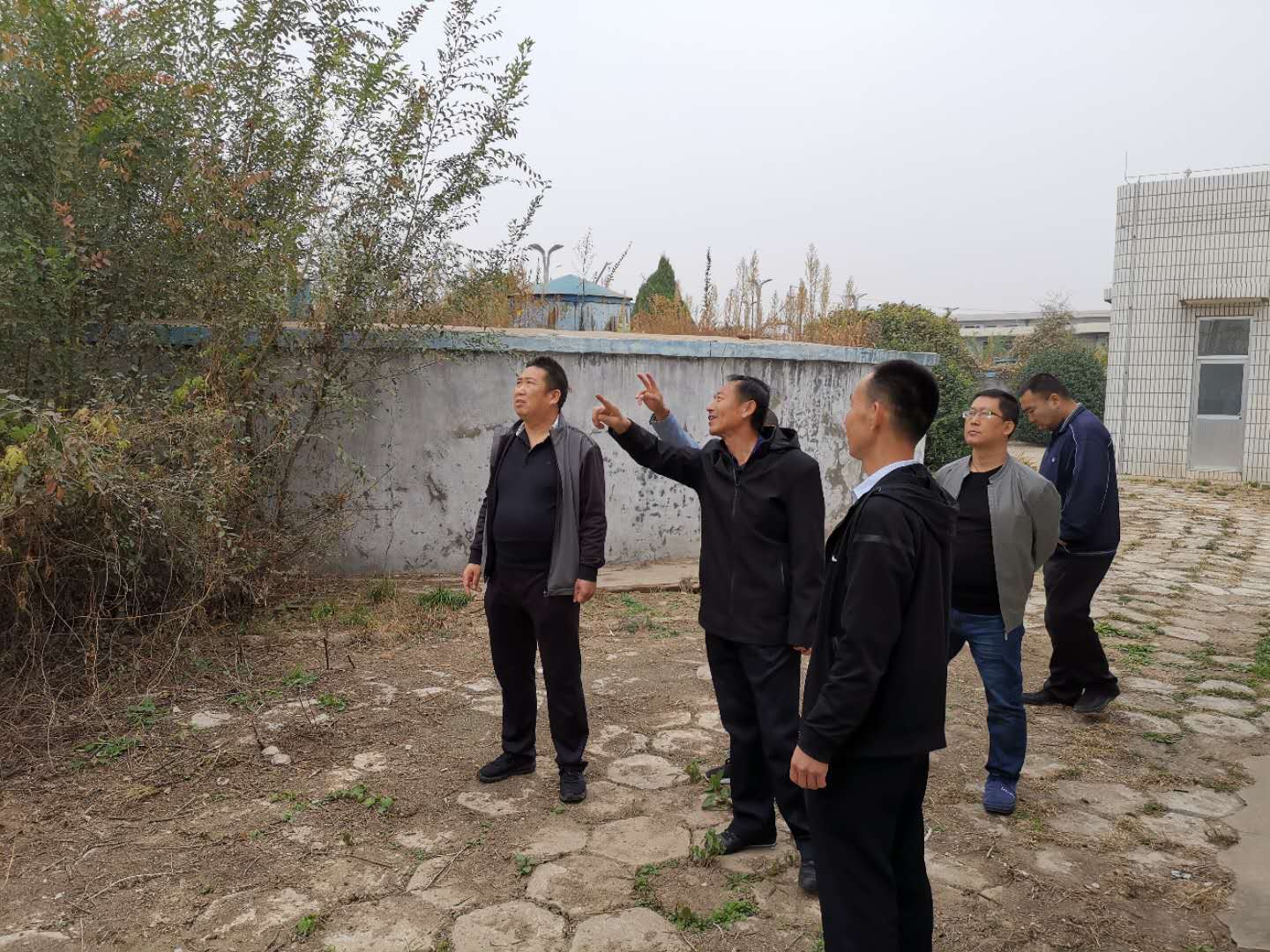 公司總經(jīng)理王建人在供水、污水生產(chǎn)一線開展風(fēng)險隱患排查 (1).jpg