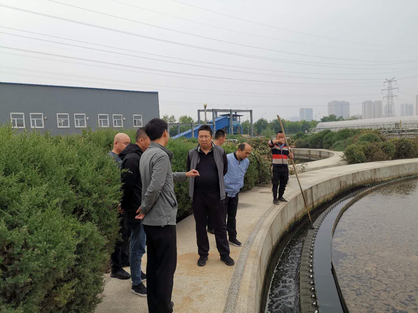 公司總經(jīng)理王建人在供水、污水生產(chǎn)一線開展風(fēng)險隱患排查 (2).jpg